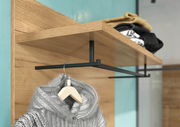 Garderobenpaneel aus Holz mit schwarzer Metallstange, darauf liegende Kleidung und ein hängender Pullover, seitliche Perspektive