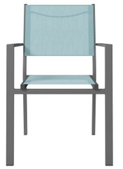 Moderner Stapelsessel mit hellblauer Sitzfläche und Rückenlehne, graues Metallgestell, Frontalansicht.