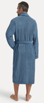 Rückansicht eines blauen Bademantels mit Schalkragen, getragen von einer Person.