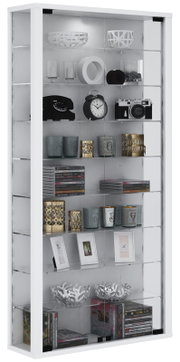 Weiße Glasvitrine mit transparenten Schiebetüren und mehreren Glasböden, gefüllt mit Dekoartikeln, Kerzenhaltern, Bildern, CDs und Vintage-Accessoires; Produktansicht in leichter Front-/Seitenperspektive von links.