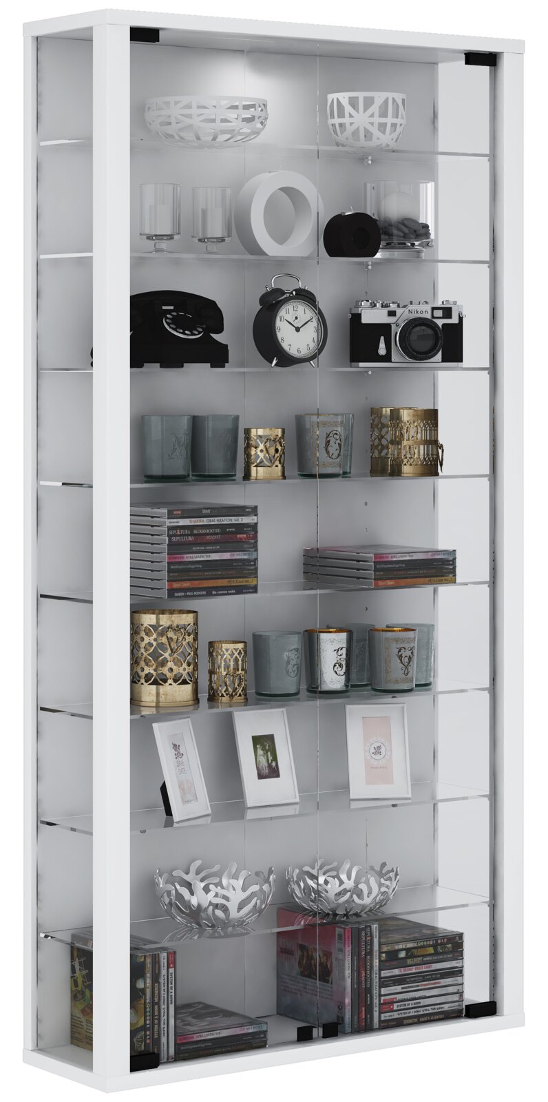 Weiße Glasvitrine mit transparenten Schiebetüren und mehreren Glasböden, gefüllt mit Dekoartikeln, Kerzenhaltern, Bildern, CDs und Vintage-Accessoires; Produktansicht in leichter Front-/Seitenperspektive von links.