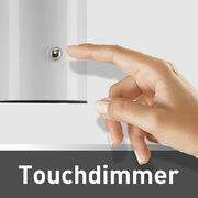 Nahaufnahme einer Hand, die den Touchdimmer einer Akku-Tischleuchte AGNES berührt.