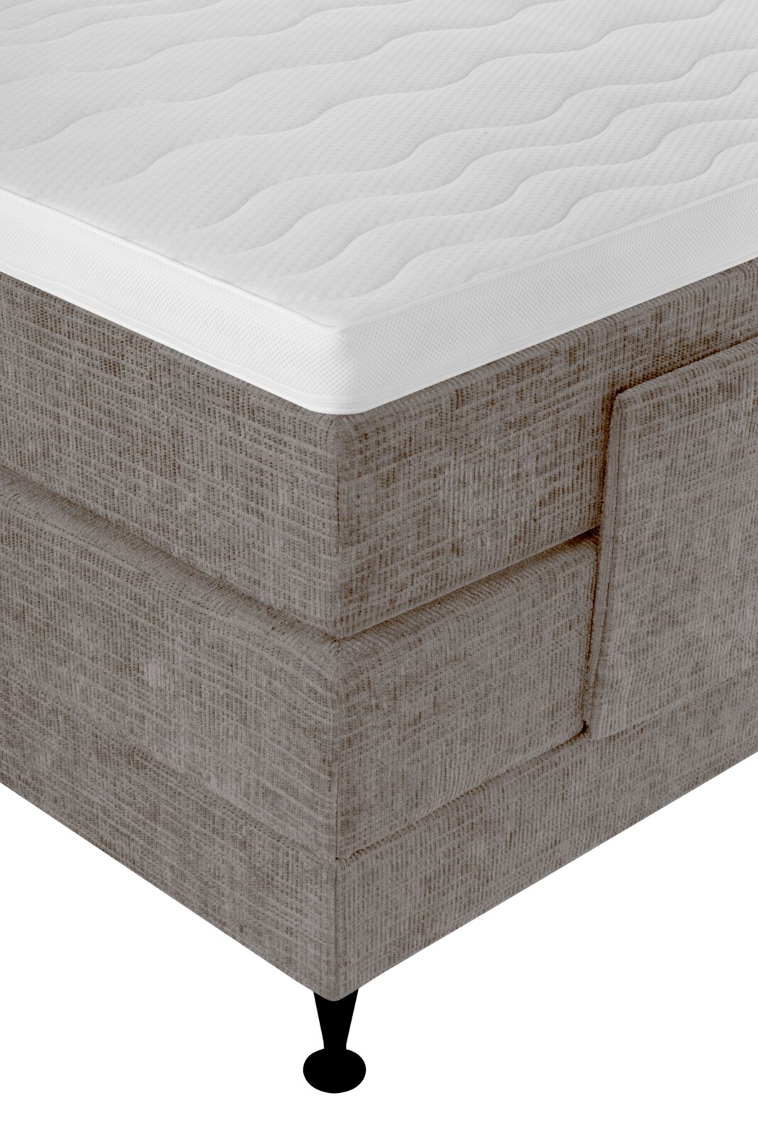 Close-up vanuit schuin bovenaanzicht van een beige gestoffeerd boxspringbed met een wit, golvend doorgestikt topmatras en zwarte poot.