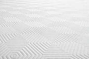 Nahaufnahme einer Viscomatratze mit geometrischem Muster in Weiß.