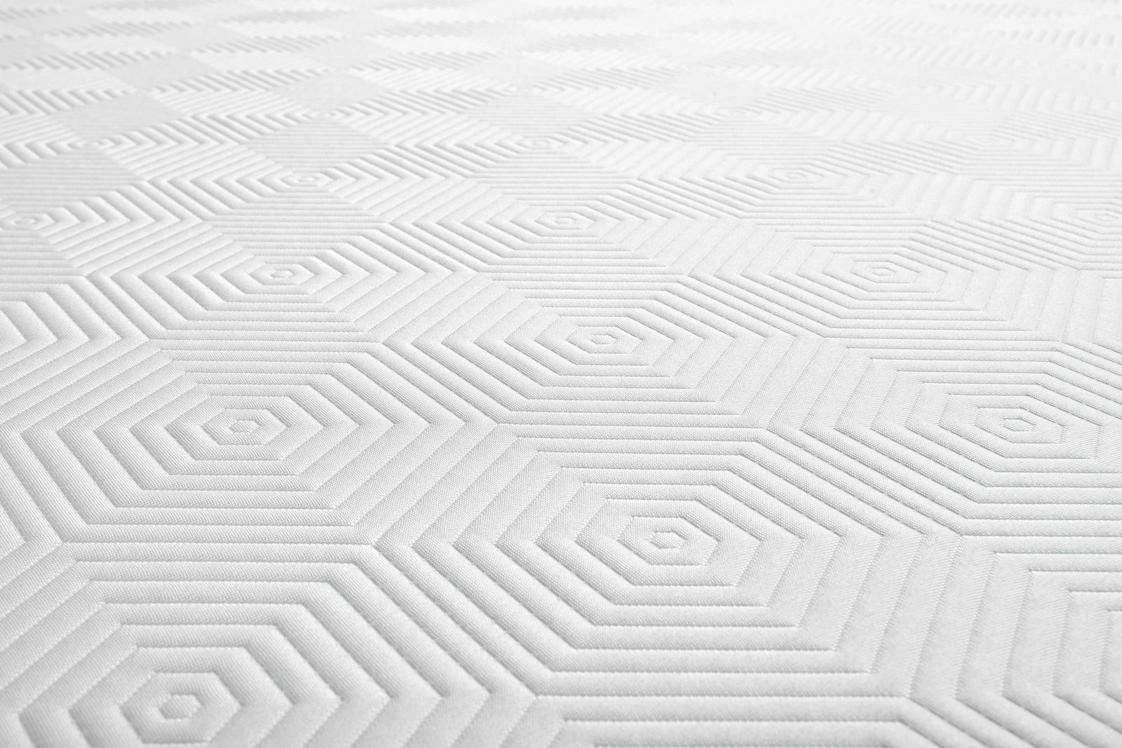Nahaufnahme einer Viscomatratze mit geometrischem Muster in Weiß.