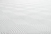 Close-up van een Viscoma-matras met een geometrisch patroon in het wit.
