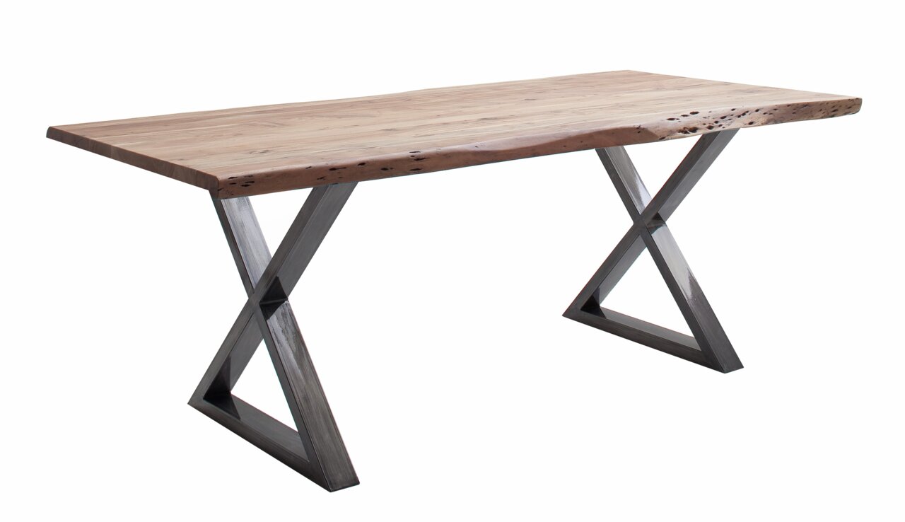 Moderner Esstisch mit einer Tischplatte aus hellem Holz und X-förmigen Metallbeinen, seitliche Perspektive