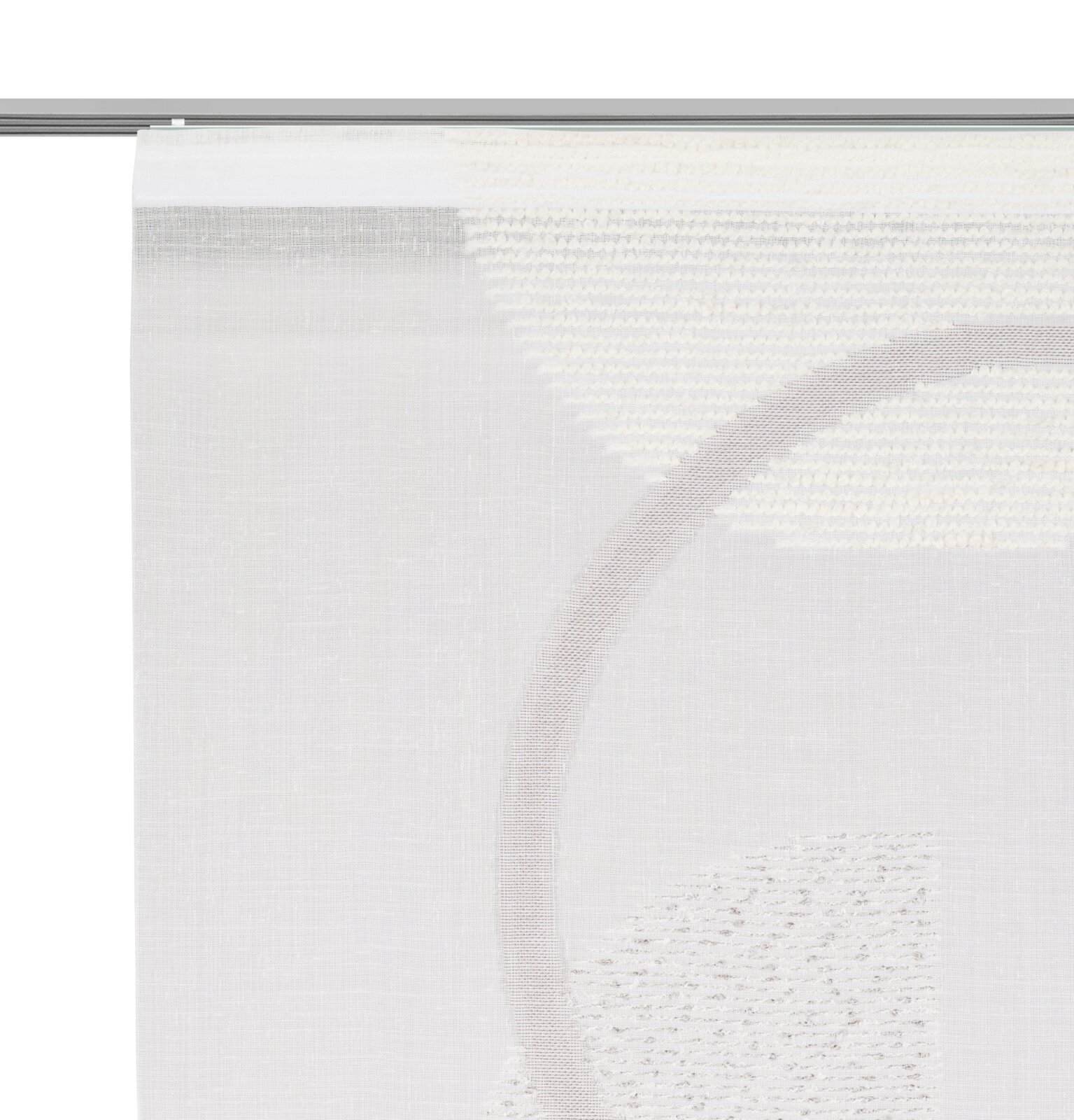 Flächenvorhang in Nahaufnahme, halbtransparenter Stoff mit geometrischem Muster, von vorne betrachtet.