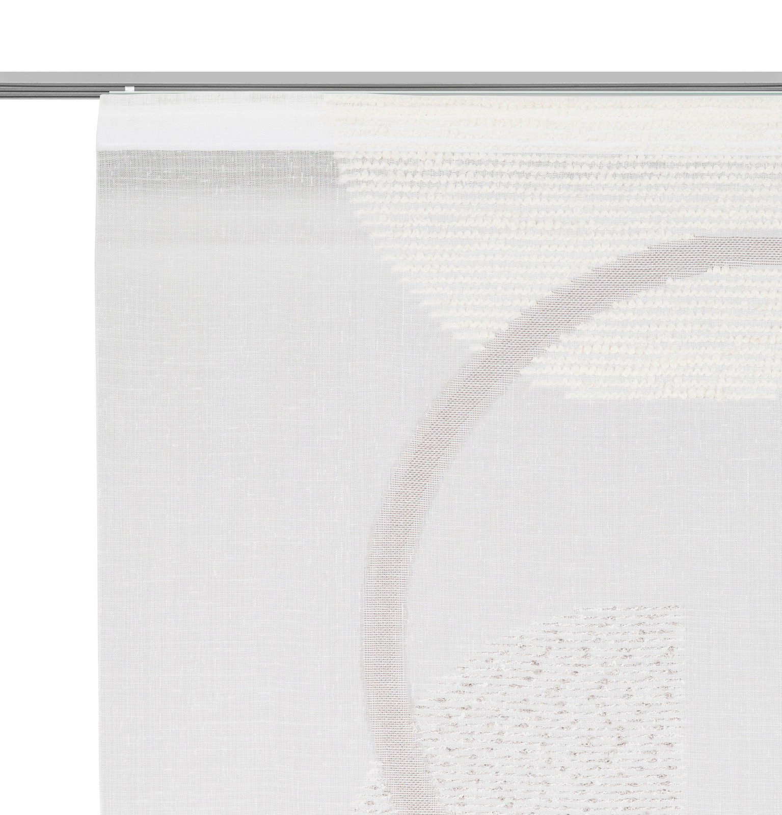 Flächenvorhang in Nahaufnahme, halbtransparenter Stoff mit geometrischem Muster, von vorne betrachtet.