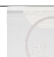 Flächenvorhang in Nahaufnahme, halbtransparenter Stoff mit geometrischem Muster, von vorne betrachtet.