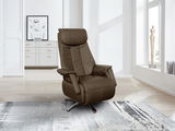 Brauner TV-Sessel in einem modernen Wohnzimmer, seitliche Perspektive.