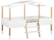 Weißes Hausbett mit Holzpfosten und Leiter, seitliche Perspektive