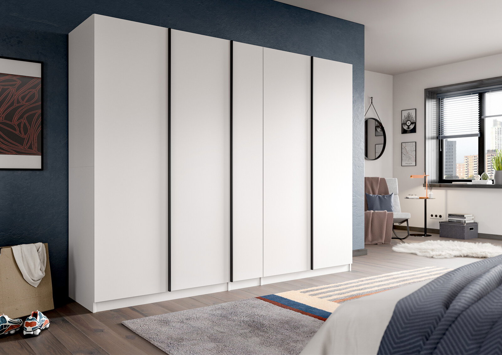 Großer weißer Kleiderschrank mit sechs glatten Türen und schmalen dunklen Griffleisten im modernen Schlafzimmer, perspektivische Ansicht schräg von vorn links.