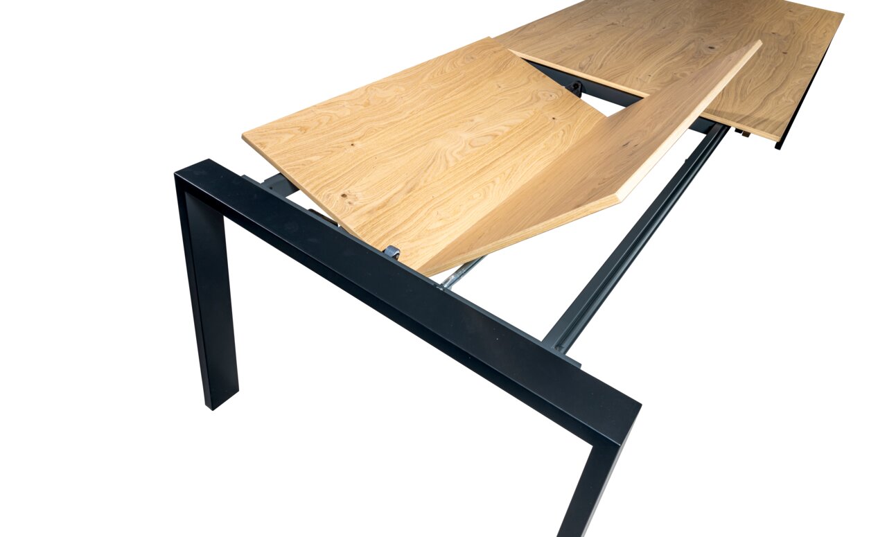 Moderner Esstisch mit ausziehbarer Holzplatte und schwarzem Metallgestell, seitliche Perspektive