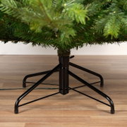 Vooraanzicht van de stevige zwarte metalen standaard van een kunstkerstboom met groene takken en warme verlichting