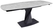 Moderner Esstisch mit grauer Marmoroptik-Tischplatte und schwarzem, geometrisch geformtem Sockel, seitliche Perspektive