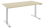 Moderner höhenverstellbarer E-Schreibtisch mit heller Holzoberfläche und weißem Gestell, seitliche Perspektive.