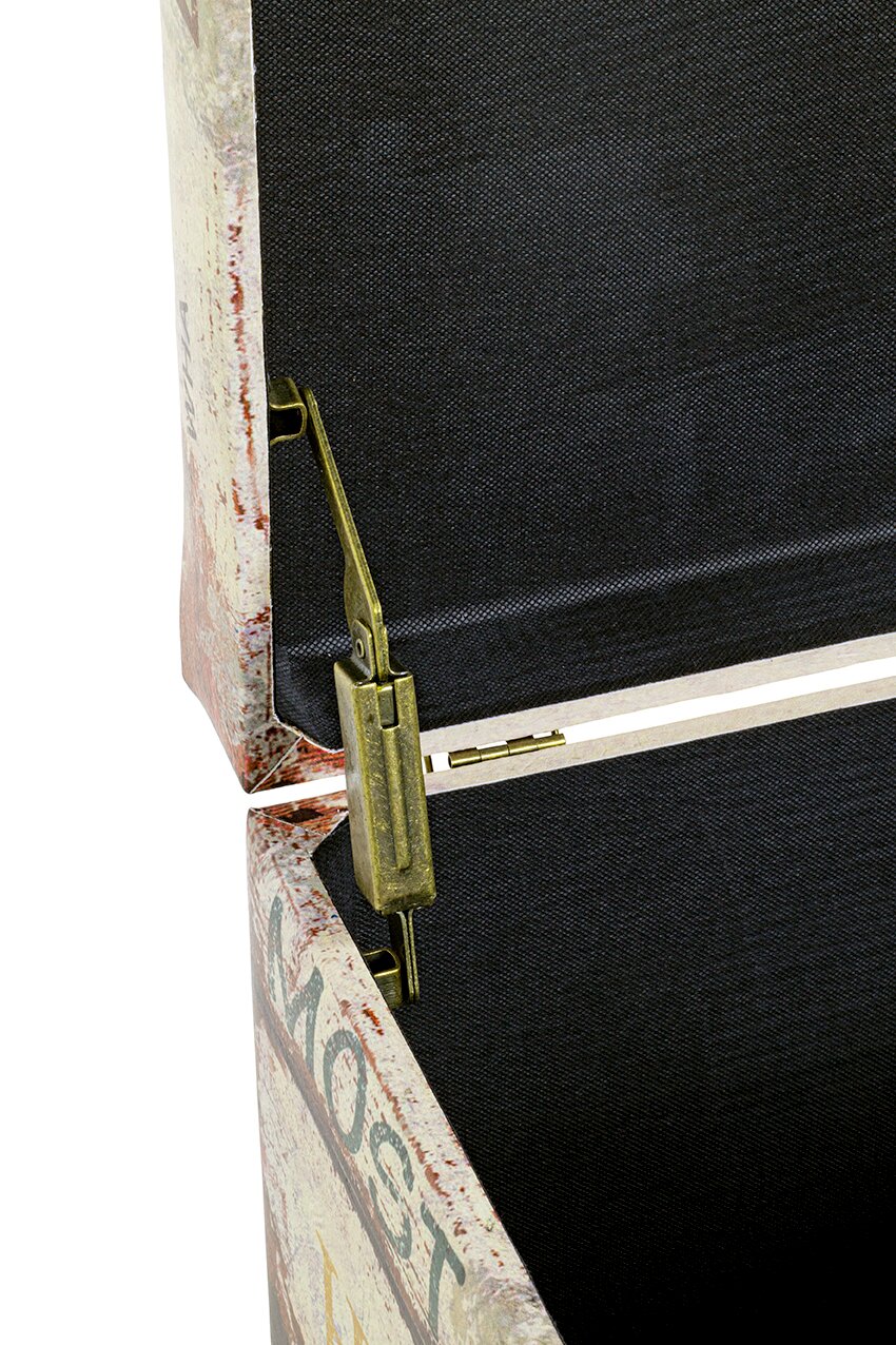 Detailaufnahme aus seitlicher Nahansicht: geöffneter Koffer/Truhe mit Vintage-Print außen, schwarzem Innenfutter und goldfarbenem Metallverschluss mit Scharnier.