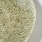 Detailaufnahme einer runden Naturstein- oder Marmorplatte in Beige mit brauner Maserung, Nahansicht von oben (Top-Down) auf die Oberfläche und den Rand