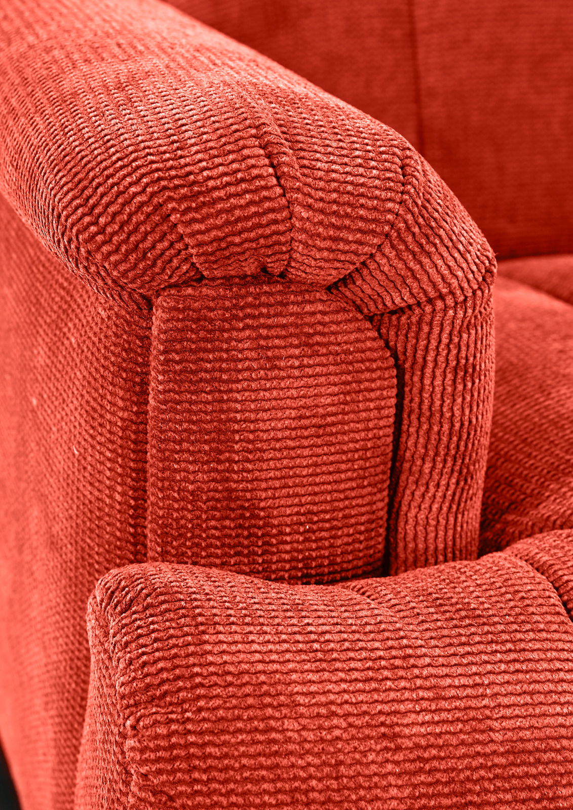 Nahaufnahme einer roten, strukturierten Polsterung einer 2,5er-Sitzbank, seitliche Perspektive