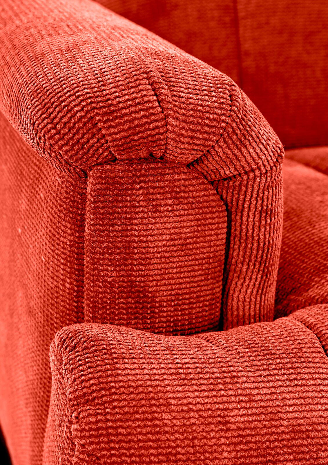 Nahaufnahme einer roten, strukturierten Polsterung einer 2,5er-Sitzbank, seitliche Perspektive