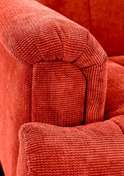 Nahaufnahme einer roten, strukturierten Polsterung einer 2,5er-Sitzbank, seitliche Perspektive