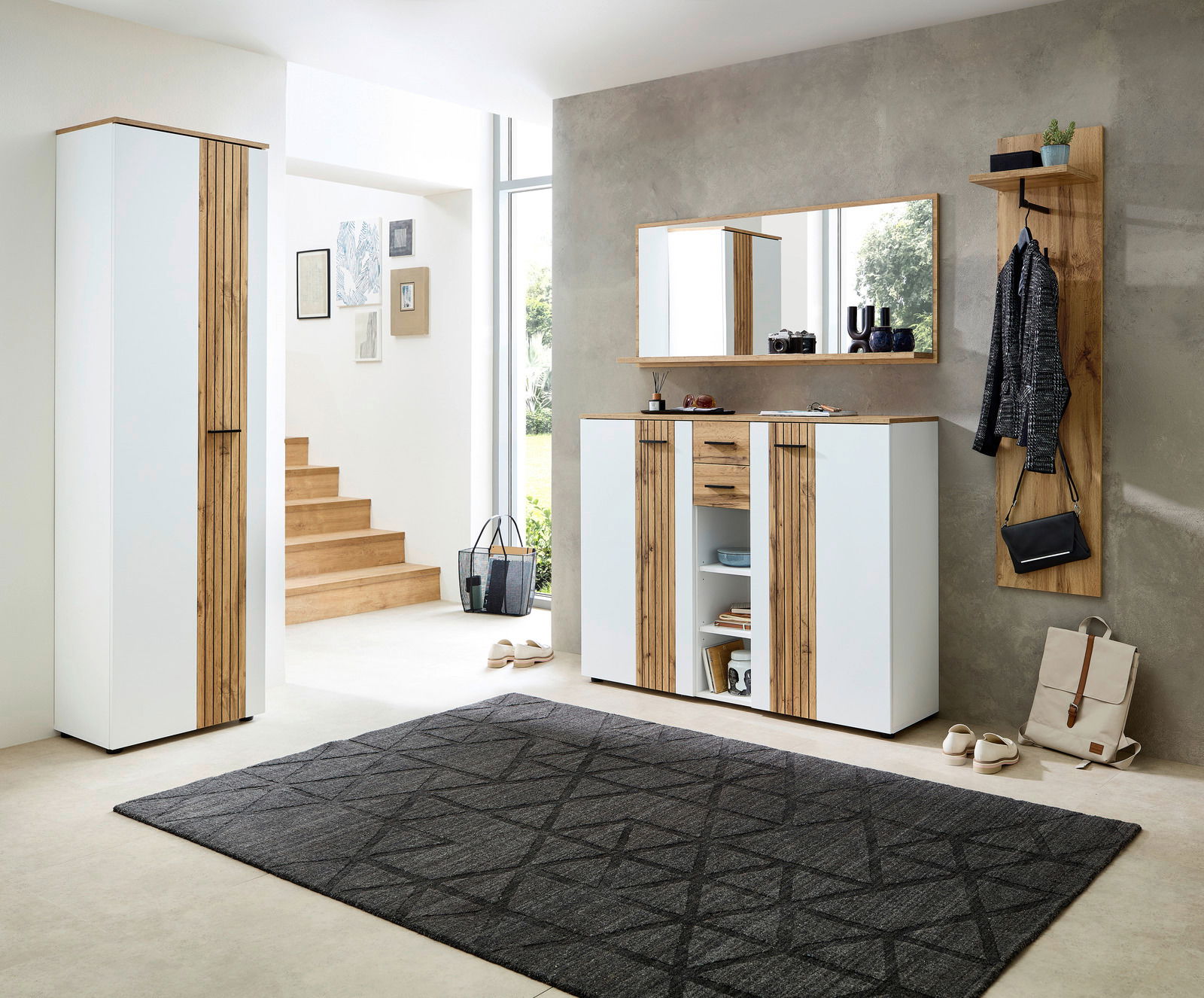 Modernes Garderoben-Set in heller, einladender Umgebung mit XL-Spiegel, Schuhschrank und Garderobenpaneel aus Holz und Weiß. Perspektive: Frontalansicht.