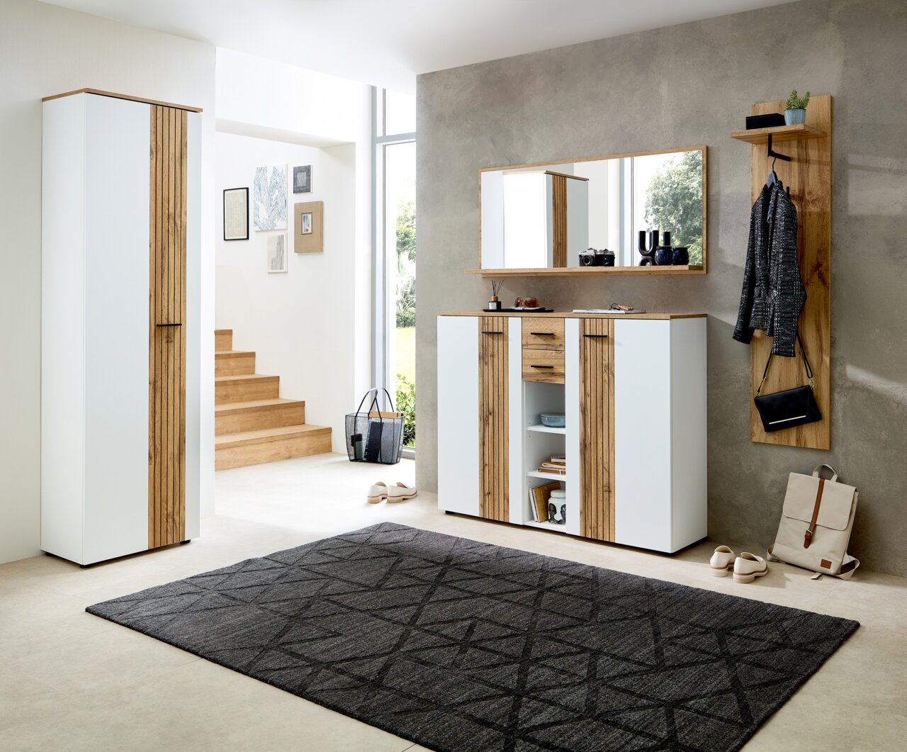 Modernes Garderoben-Set in heller, einladender Umgebung mit XL-Spiegel, Schuhschrank und Garderobenpaneel aus Holz und Weiß. Perspektive: Frontalansicht.