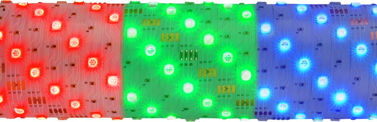 Nahaufnahme eines USB RGB-LED Flexbands mit leuchtenden roten, grünen und blauen LEDs in einer geraden Perspektive.