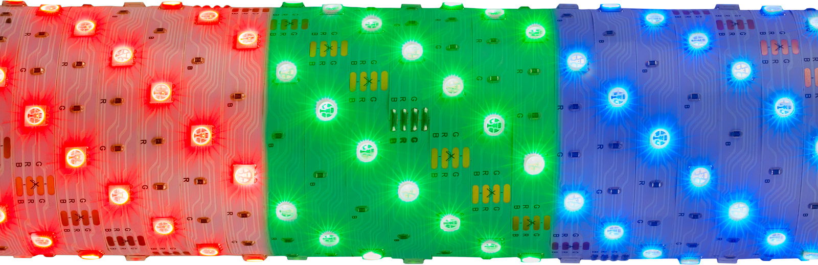 Nahaufnahme eines USB RGB-LED Flexbands mit leuchtenden roten, grünen und blauen LEDs in einer geraden Perspektive.