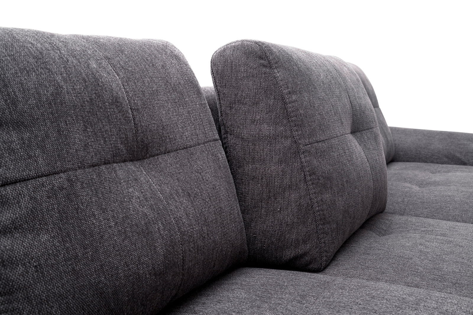 Nahaufnahme einer grauen Rundecke mit gepolsterten Rückenkissen, seitliche Perspektive