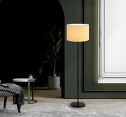 Elegante Stehleuchte mit schwarzem Ständer und cremefarbenem Lampenschirm, seitliche Perspektive im modernen Wohnzimmer.