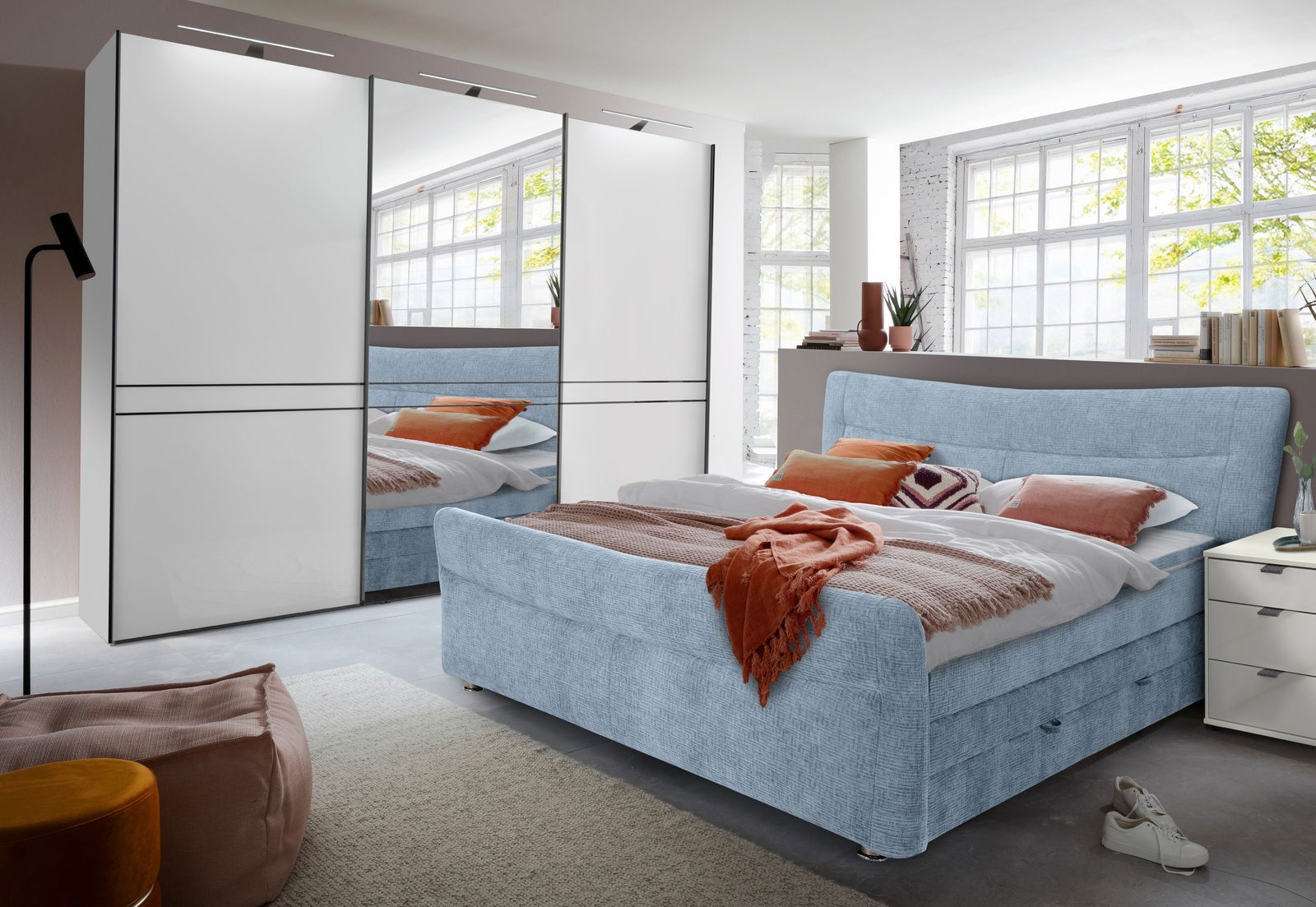 Moderner Schwebetürenschrank mit drei Türen in einem stilvollen Schlafzimmer, seitliche Perspektive.