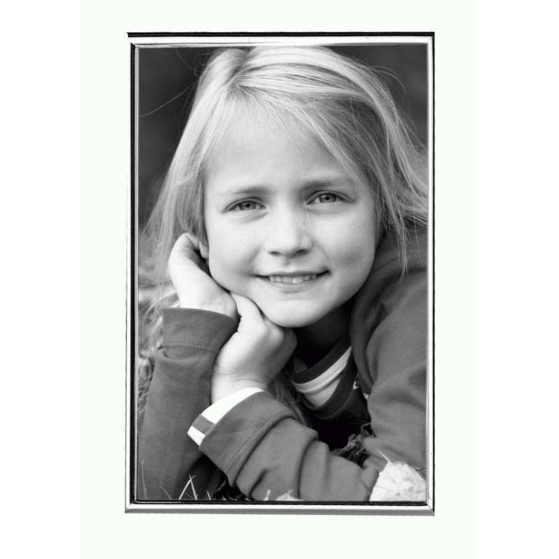 Silberner Bilderrahmen mit Foto eines lächelnden Kindes, Frontalansicht