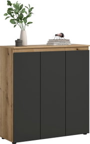 Moderne Kommode mit Holzoptik-Korpus und drei mattschwarzen Türen, frontal aus leicht schräger Perspektive vor weißem Hintergrund, dekoriert mit Vase, Dose und Bücherstapel