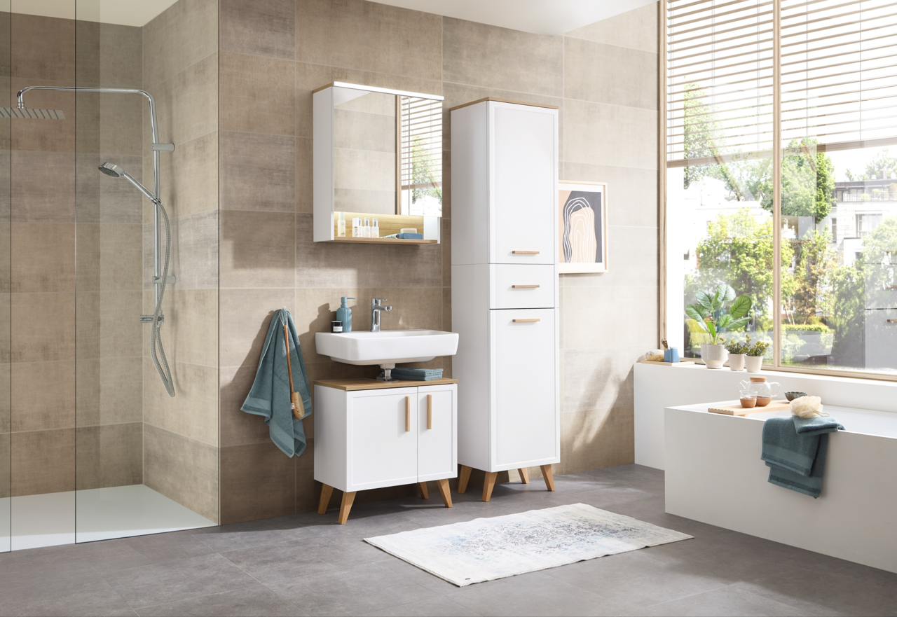 Moderner Waschbeckenunterschrank in einem stilvollen Badezimmer, seitliche Perspektive