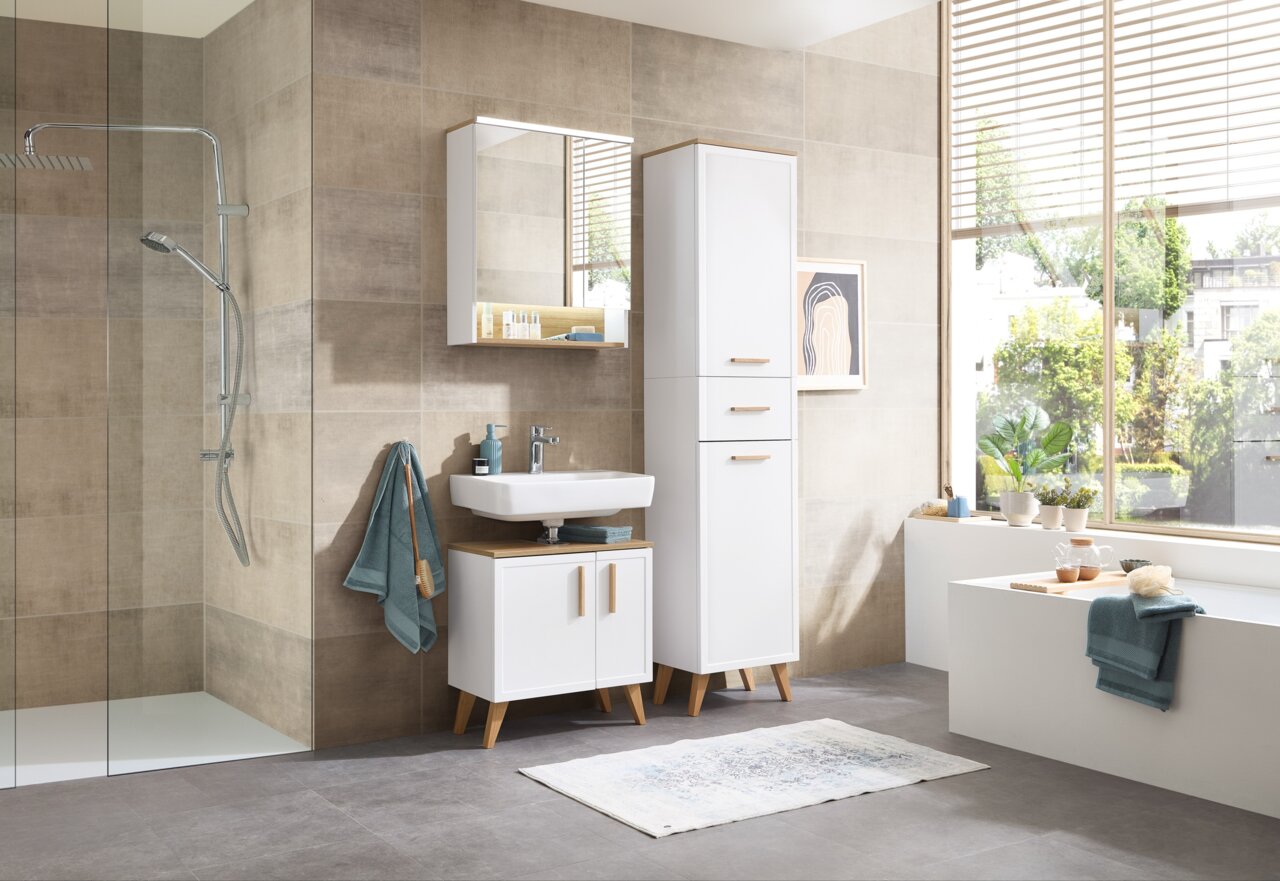 Moderner Waschbeckenunterschrank in einem stilvollen Badezimmer, seitliche Perspektive