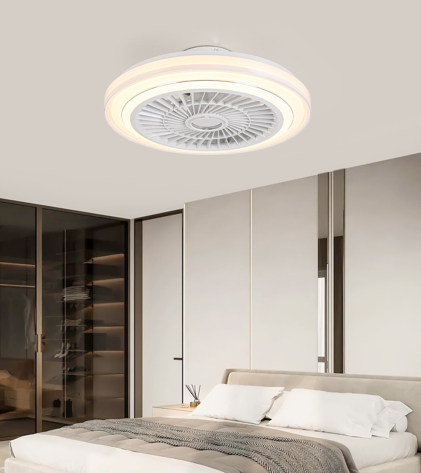 Mican Plafondventilator LEANO Moderner Deckenventilator mit Beleuchtung in einem Schlafzimmer, von unten betrachtet.