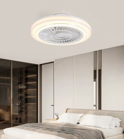 Moderner Deckenventilator mit Beleuchtung in einem Schlafzimmer, von unten betrachtet.