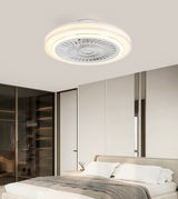 Moderner Deckenventilator mit Beleuchtung in einem Schlafzimmer, von unten betrachtet.