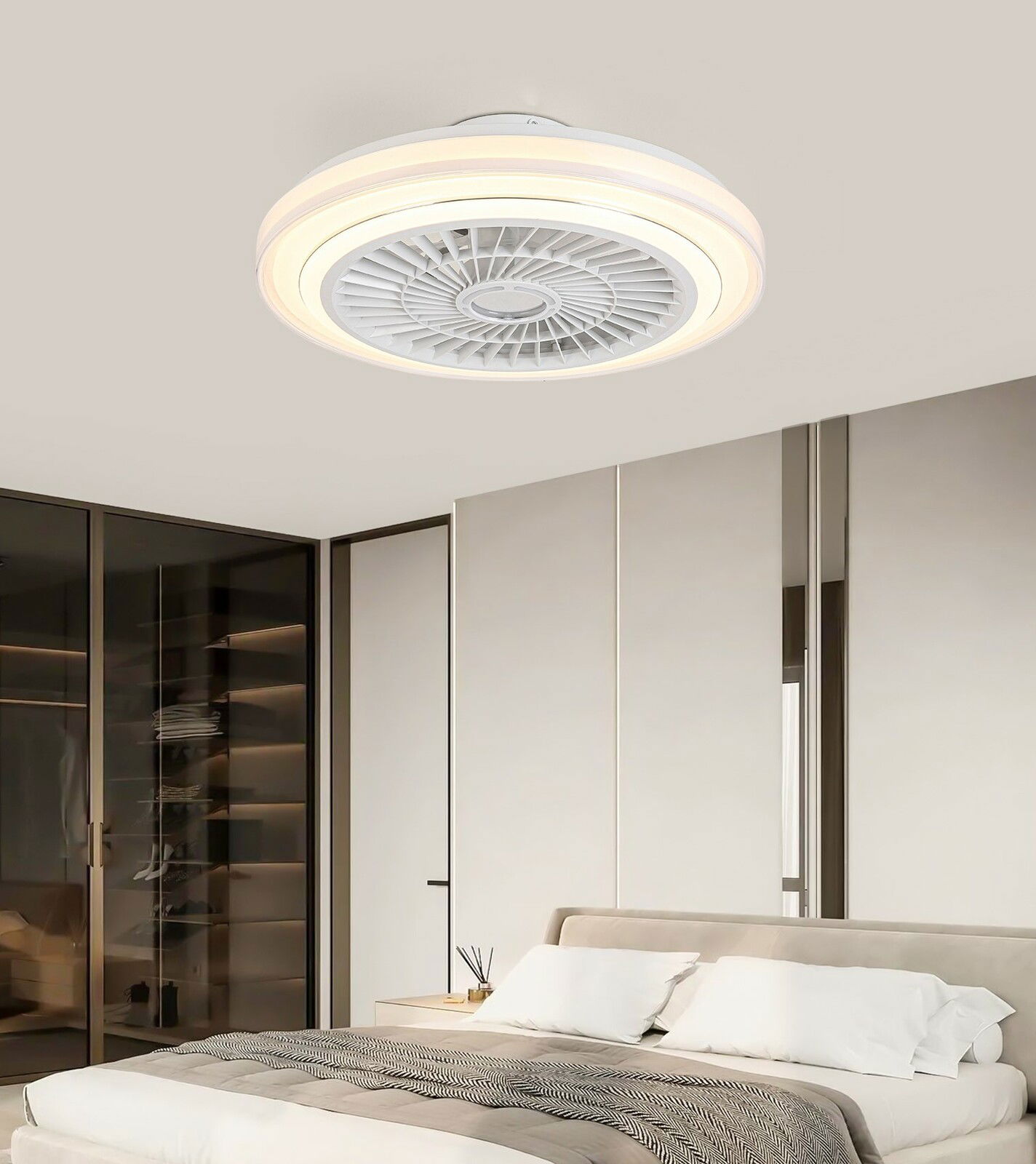 Mican Deckenventilator LEANO Moderner Deckenventilator mit Beleuchtung in einem Schlafzimmer, von unten betrachtet.