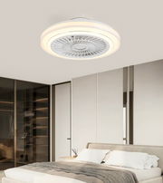 Moderner Deckenventilator mit Beleuchtung in einem Schlafzimmer, von unten betrachtet.