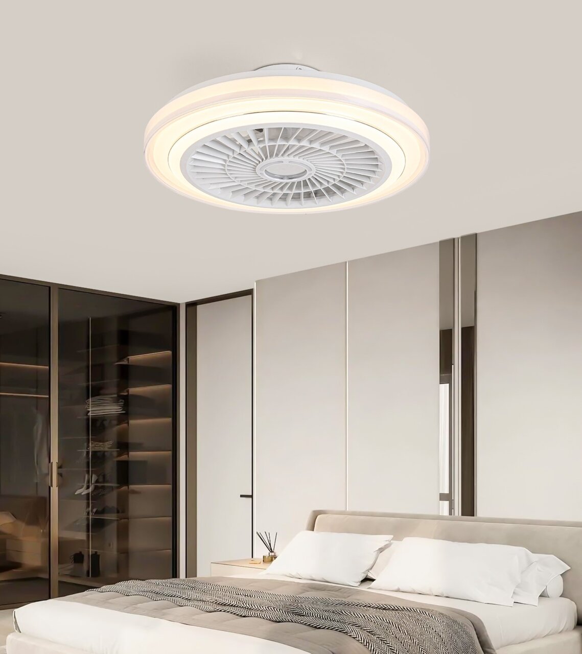Mican Deckenventilator LEANO Moderner Deckenventilator mit Beleuchtung in einem Schlafzimmer, von unten betrachtet.