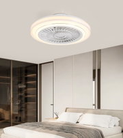 Moderne plafondventilator met verlichting in een slaapkamer, gezien van onderaf.