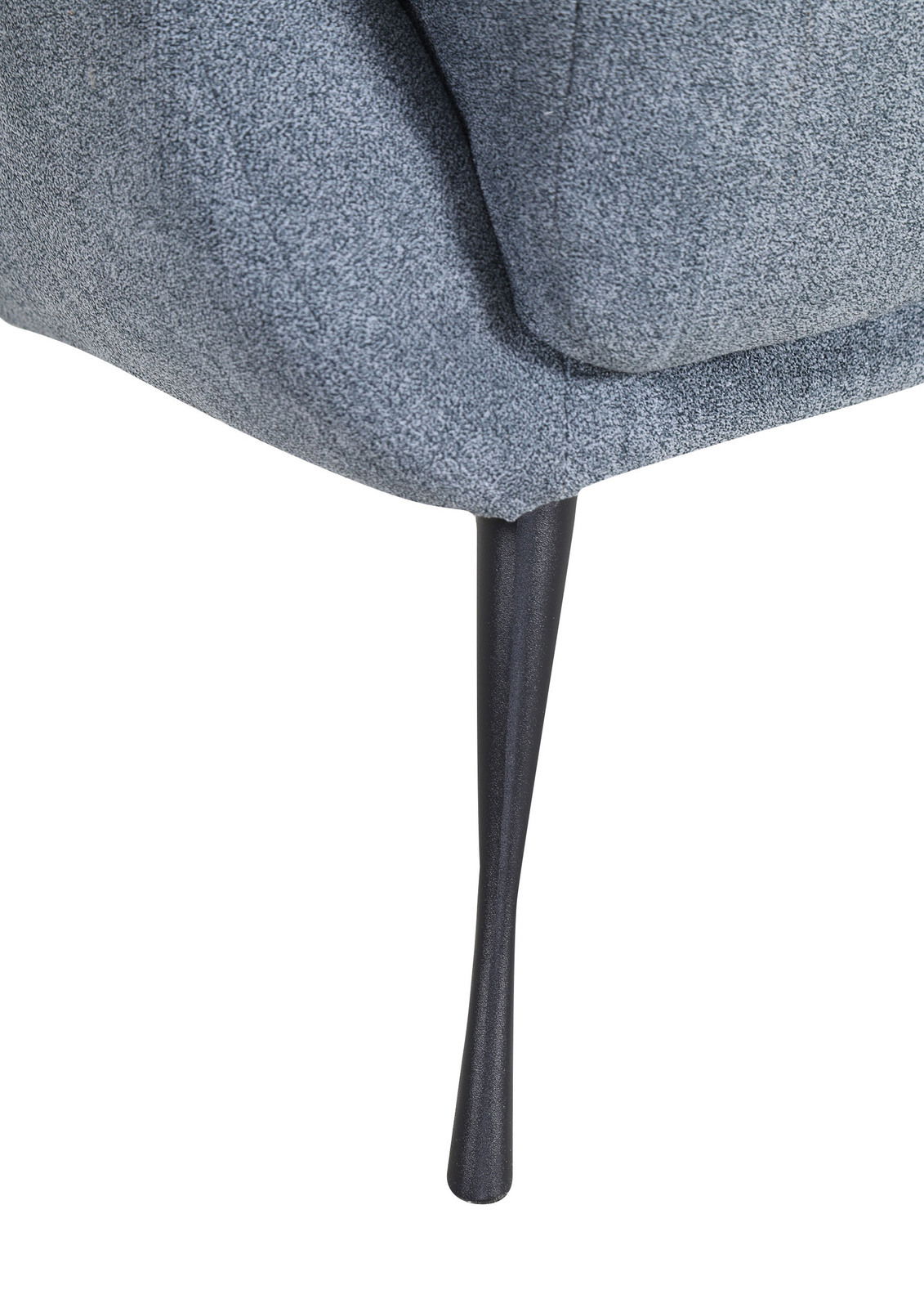 Nahaufnahme eines grauen Ohrensessels mit schwarzem Metallbein, seitliche Perspektive.