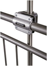 Nahaufnahme einer Balkonklammer von doppler, montiert an einem Metallgeländer, seitliche Perspektive