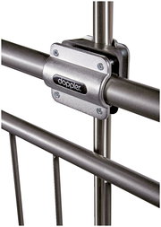 Nahaufnahme einer Balkonklammer von doppler, montiert an einem Metallgeländer, seitliche Perspektive