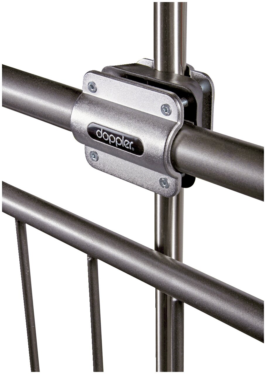 Nahaufnahme einer Balkonklammer von doppler, montiert an einem Metallgeländer, seitliche Perspektive