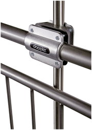 Nahaufnahme einer Balkonklammer von doppler, montiert an einem Metallgeländer, seitliche Perspektive