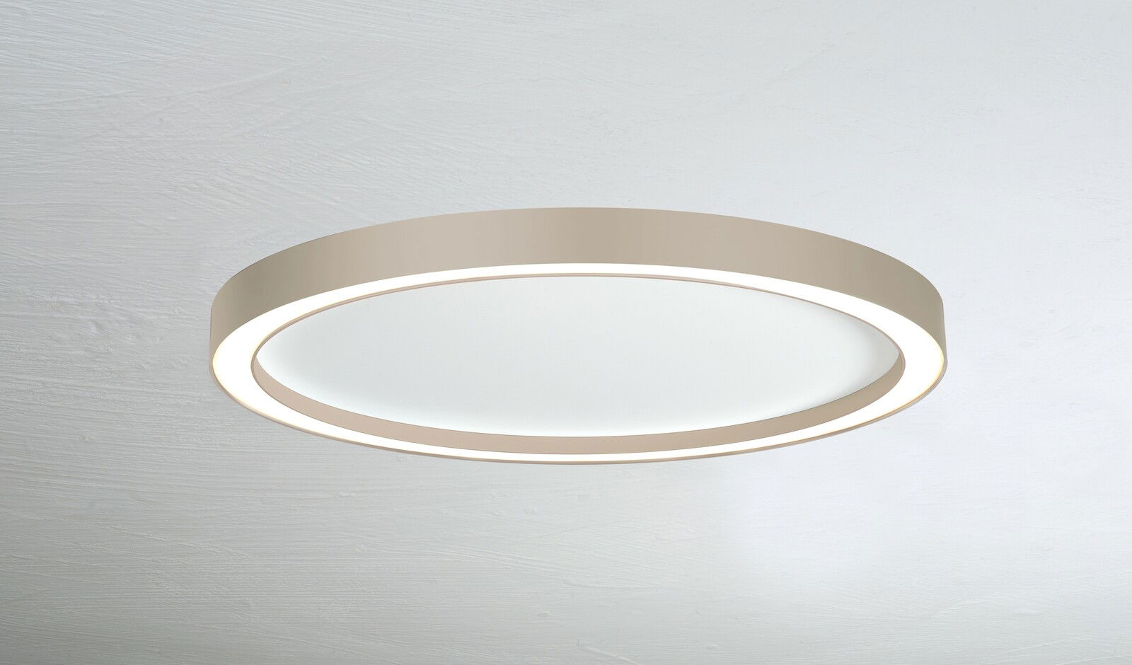 Bopp Deckenleuchte AURA Moderne Deckenleuchte AURA in Seitenansicht, runde Form mit elegantem, minimalistischem Design.